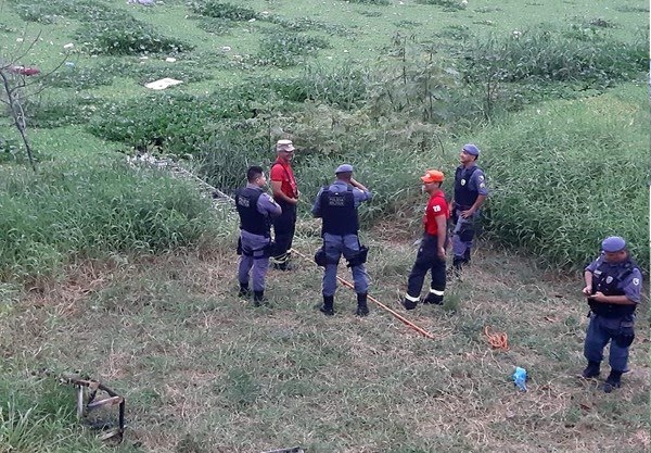 Bombeiros resgatam corpo de homem em igarapé no Educandos