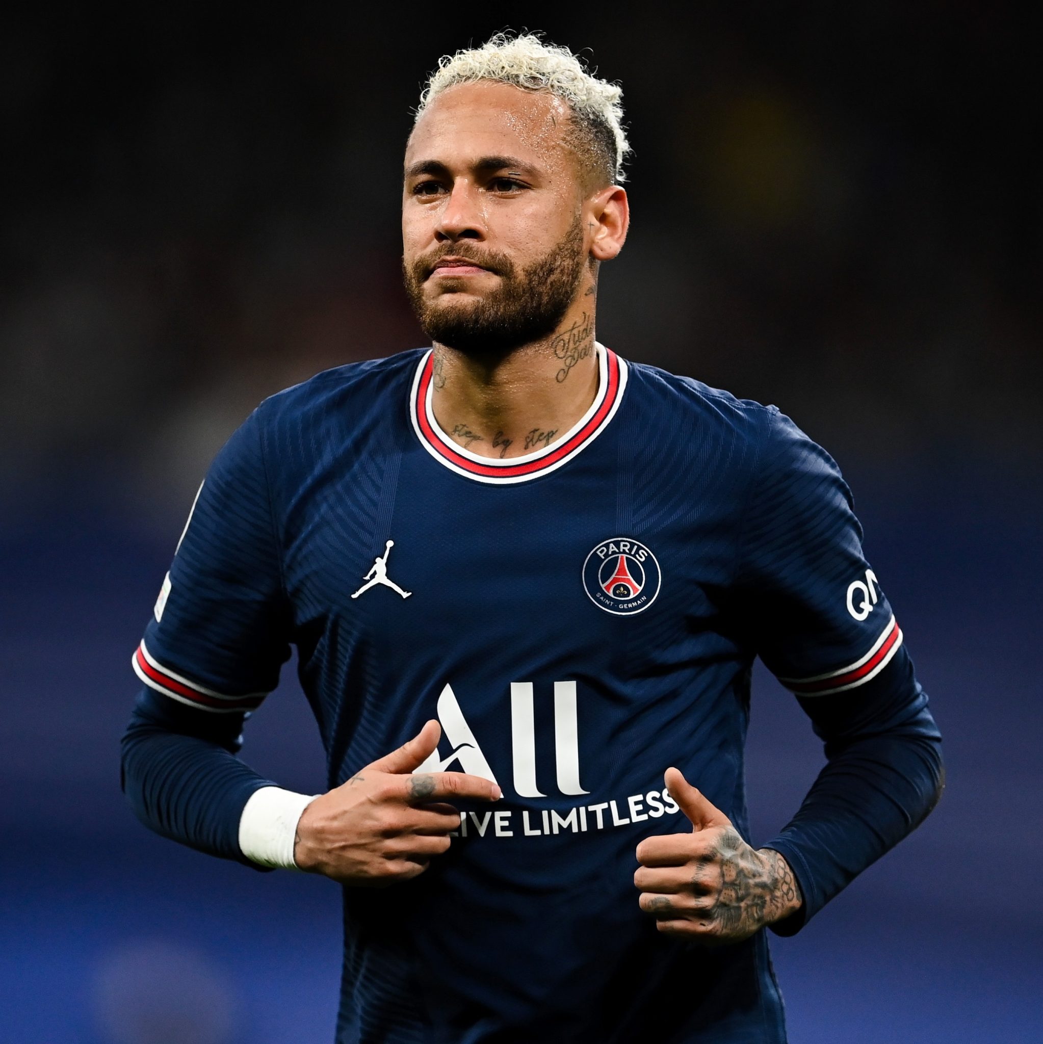 Neymar ativa cláusula e renova com o PSG até 2027, afirma imprensa francesa