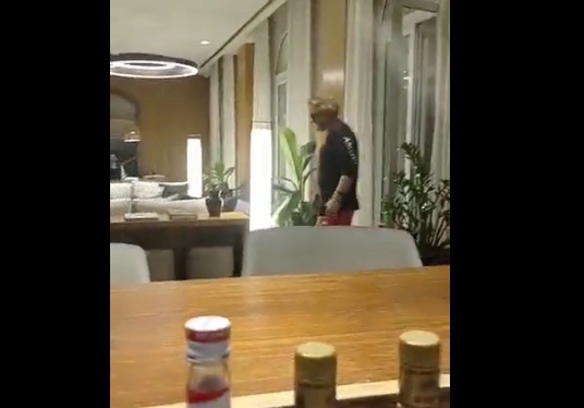 Funcionária filma Axl Rose andando pelas dependências de hotel em Manaus e é demitida; veja vídeo