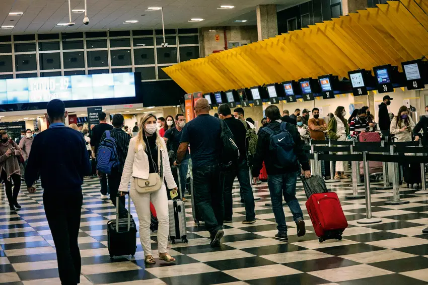 Anvisa suspende obrigatoriedade de máscara facial em aeroportos e aeronaves