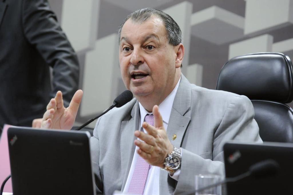 Senador Omar vota pela criação de piso salarial de fisioterapeutas e defende valorização da categoria