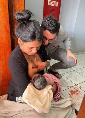 Grávida marca parto, mas dá à luz na porta de casa, e amigos buscam no Google como cuidar do bebê