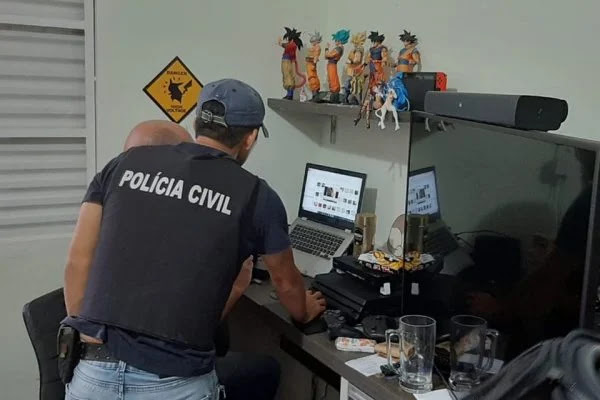 Suspeito de armazenar pornografia infantil é preso dentro de empresa em Manaus