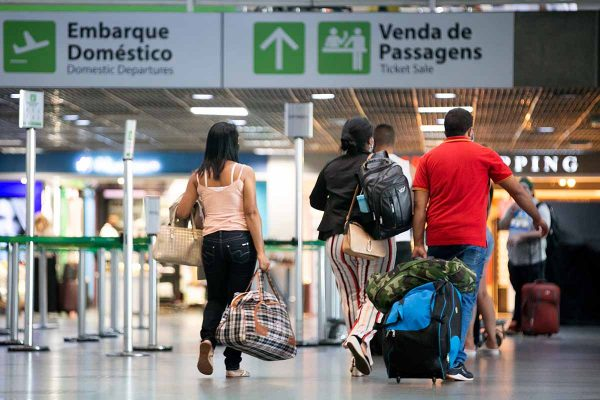 Preço das passagens aéreas no Brasil subiu 77% em um ano