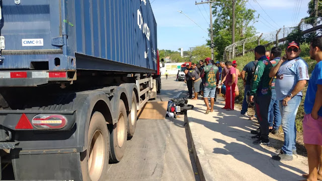 Motociclista morre em ultrapassagem em Manaus