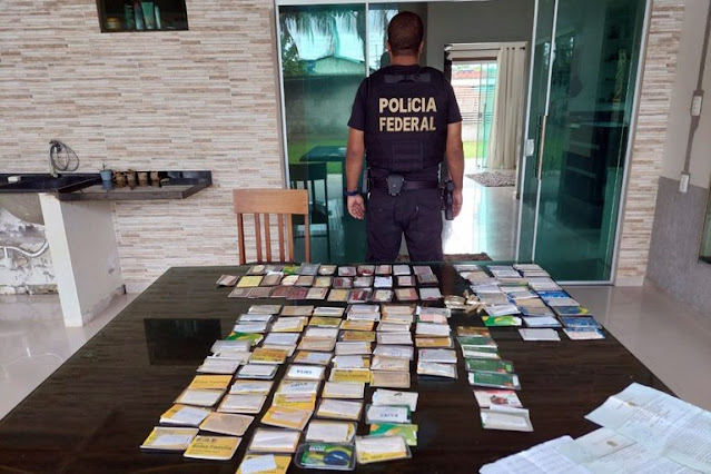 PF prende suspeitos de reter cartões do Auxílio Brasil para cobrar empréstimos abusivos no interior do AM