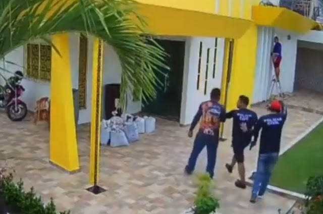 Vídeo: assaltantes vestidos com fardas de policiais civis invadem e roubam casa em Manaus
