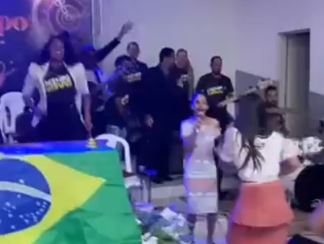 ‘Eu posso ouvir o choro do PT’: evangélicos cantam música em apoio a Bolsonaro dentro de igreja; veja