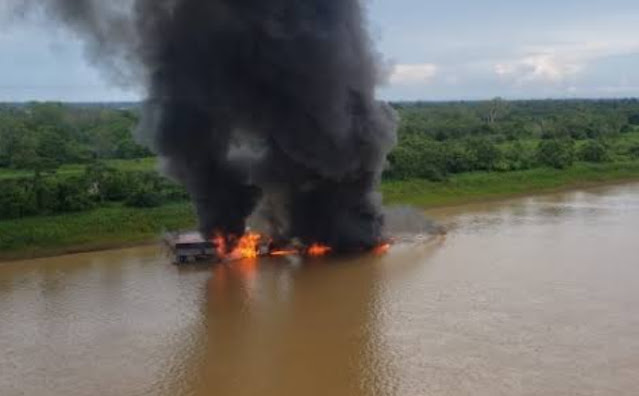 PF faz operação no rio Madeira para destruir balsas do garimpo ilegal