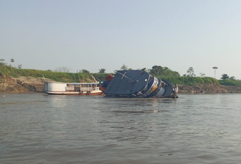 Embarcação naufraga após colidir em banco de areia no rio Solimões