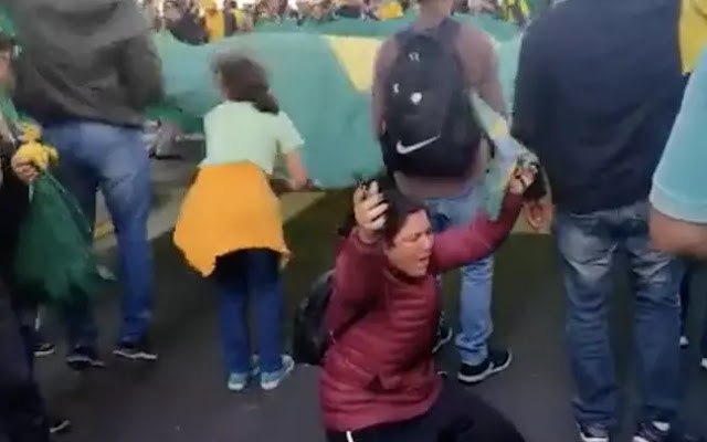Em bloqueio, bolsonaristas comemoram notícia falsa da prisão de Alexandre de Moraes