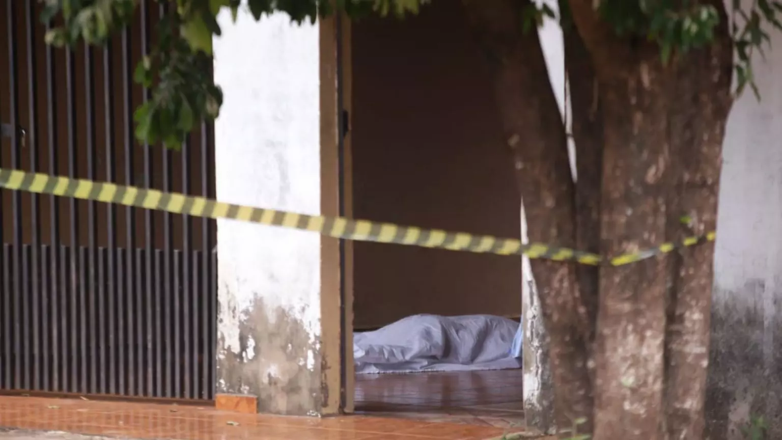 Homem é assassinado a tiros após ter casa invadida por criminosos em Manaus