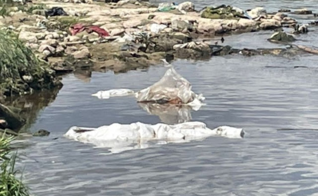 Corpo enrolado em sacos plásticos é encontrado boiando em igarapé na zona Oeste de Manaus