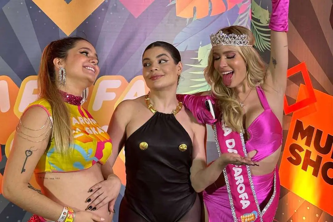 Farofa da Gkay: Viih Tube passa coroa de ‘pegadora’ do evento para Karoline Lima