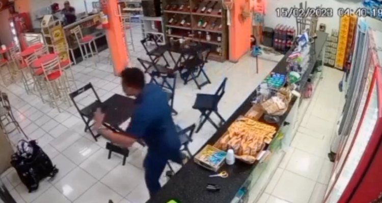 Homem surta, faz reféns e mata atendente de loja de conveniência