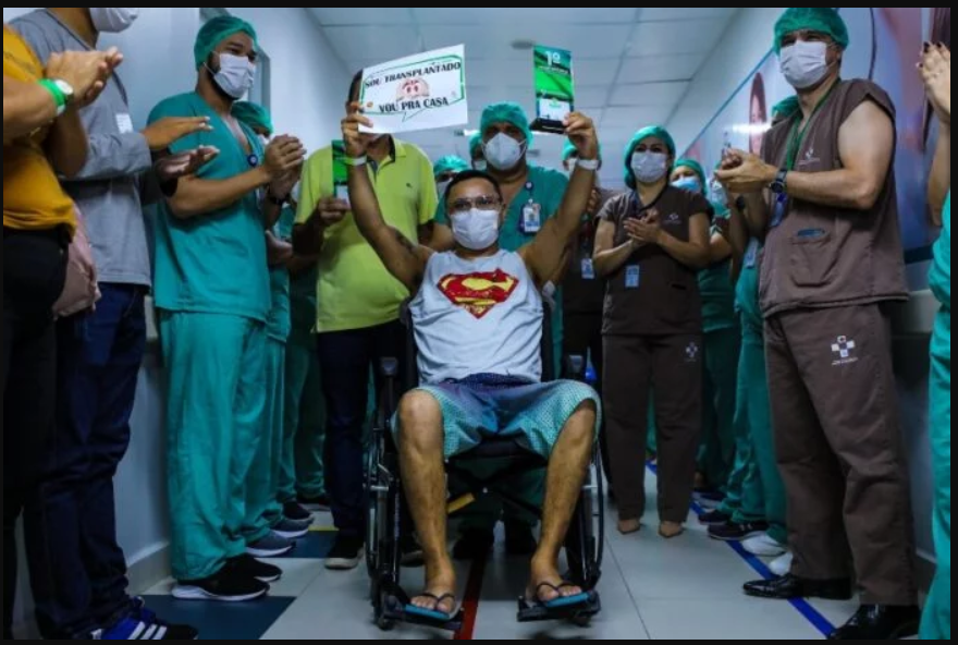 Primeiro transplantado renal da rede pública do Amazonas deixa hospital sob aplausos: ‘Vida nova