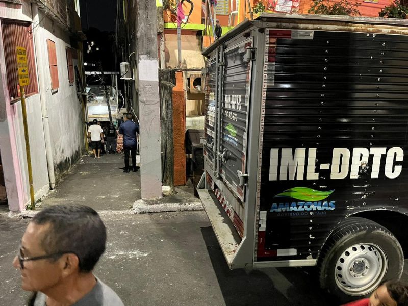 ‘Vejo vocês no inferno’: Jovem é morto a tiros em beco e facção deixa recado, em Manaus
