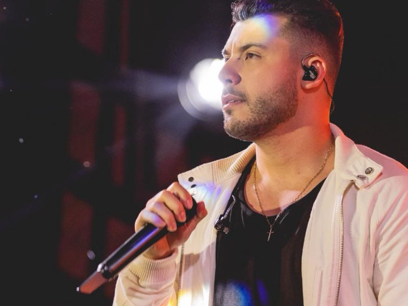 Acidente entre ônibus do cantor Murilo Huff e dois carros deixa um ferido