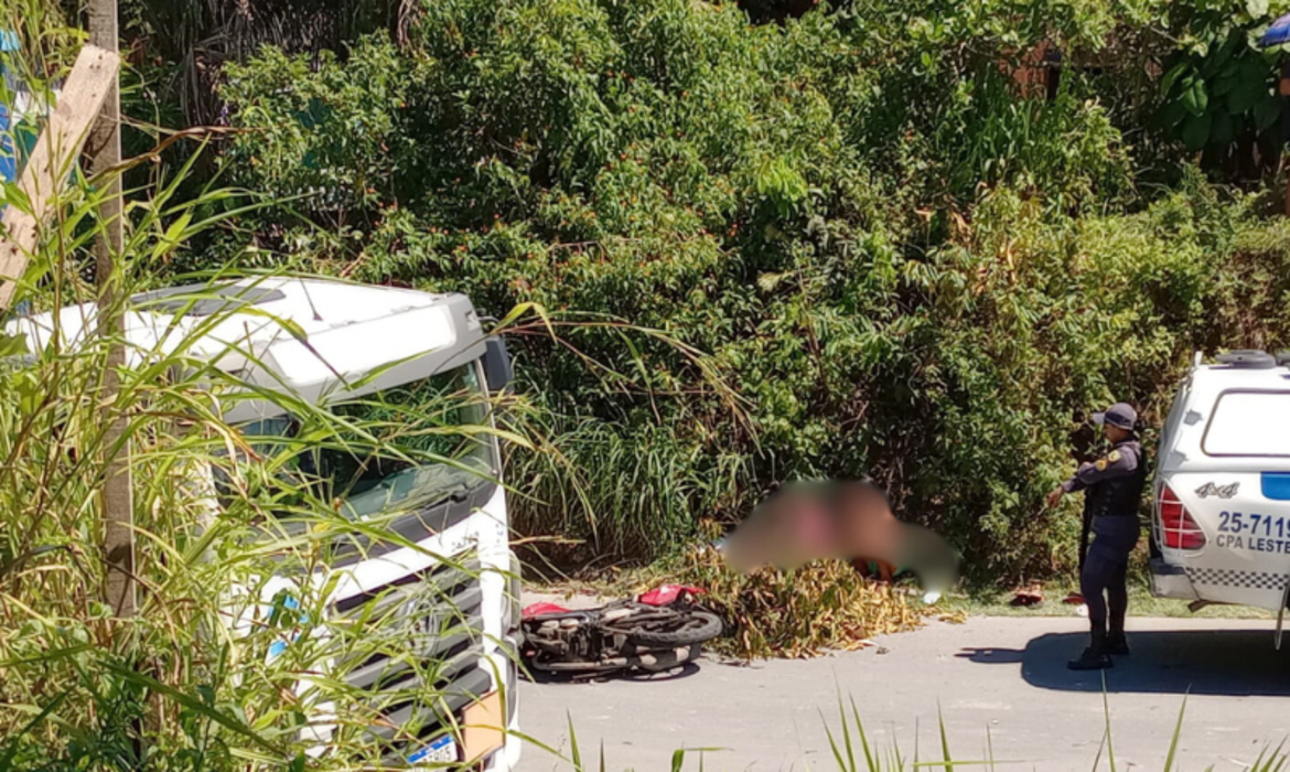 Motociclista morre e passageira fica ferida durante colisão com carreta no Puraquequara
