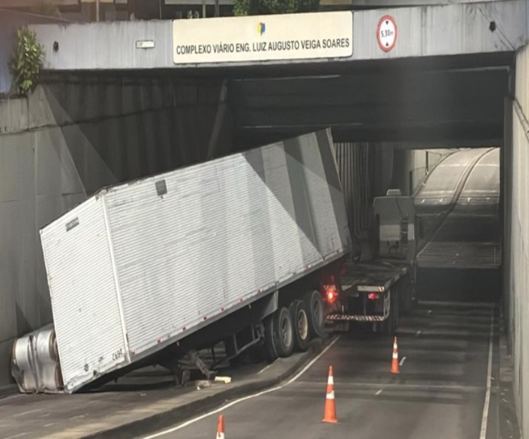 Contêiner se solta e interdita complexo viário em Manaus