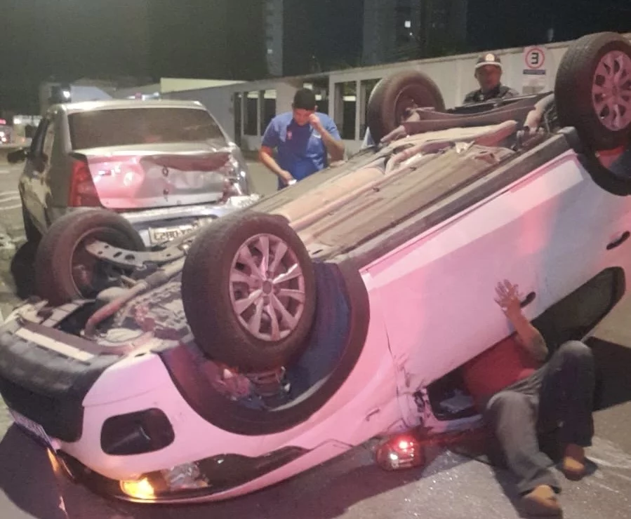 Carro capota após colisão em cruzamento no bairro Vieiralves em Manaus