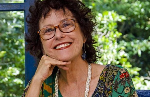 “Estou bem”, diz escritora que perdeu braço após ataque de pit-bulls