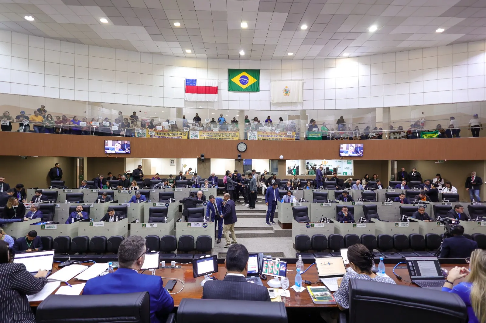 Contra reajuste de apenas R$ 30 para professores, CMM rejeita pedido de urgência em projeto da Prefeitura