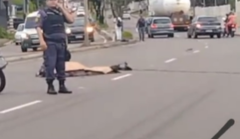 Motociclista se enrola em fio de energia e morre em avenida de Manaus