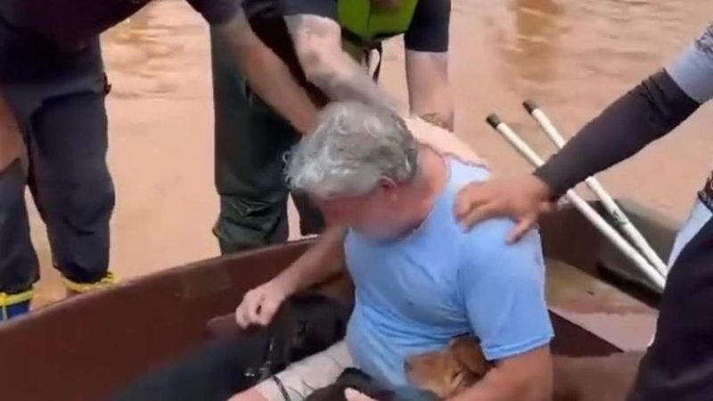 “Preciso pegar meus filhos”, diz homem ao pedir resgate de cachorros no RS