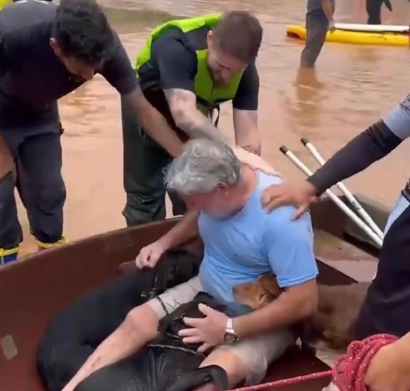 “Preciso pegar meus filhos”, diz homem ao pedir resgate de cachorros no RS