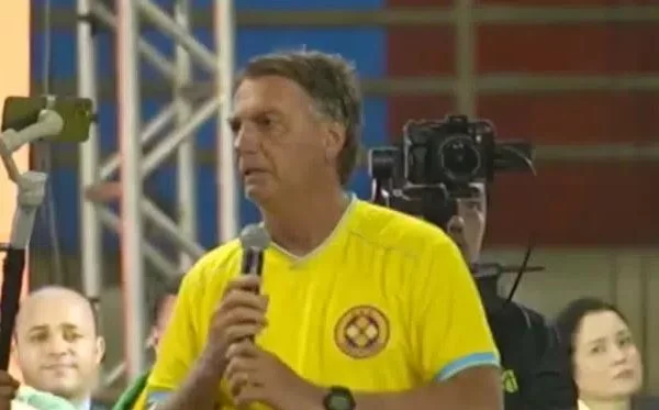 Bolsonaro volta a ser internado em hospital de Manaus