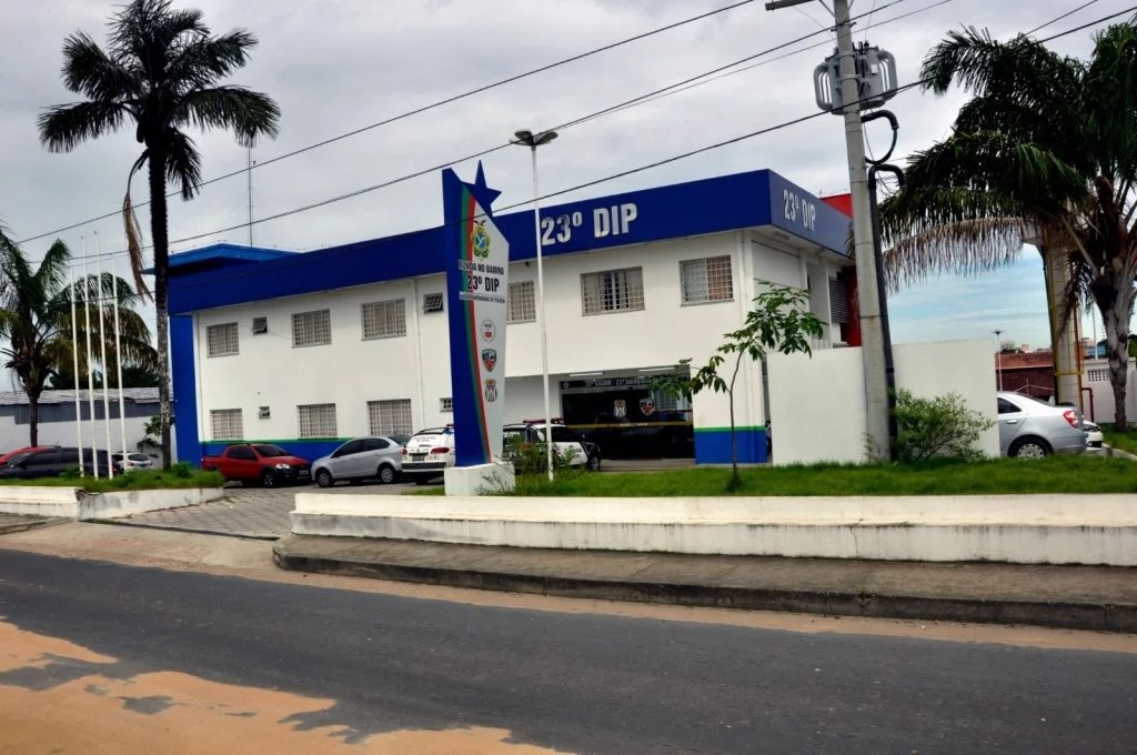 Mulher suspeita de dopar e roubar passageiro de carro via aplicativo é presa em Manaus