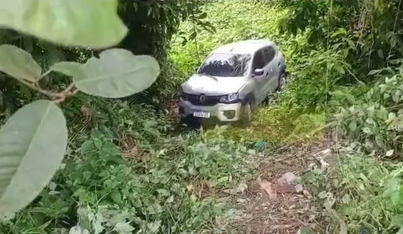 Após atropelar idoso, motorista de app é espancado e tem carro jogado em área de mata em Manaus
