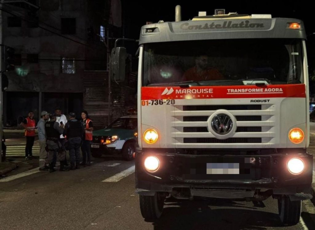 Mulher é atropelada por caminhão da coleta de lixo na Cachoeirinha