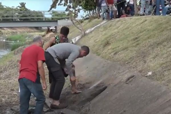 Idoso tem surto psicológico durante discussão com vizinho e entra dentro de bueiro em Manaus