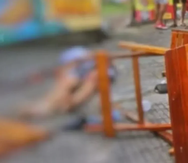 Homem é morto a tiros por dupla em moto enquanto lanchava na Praça da Glória