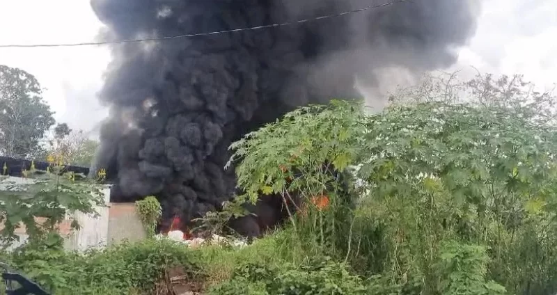 Fábrica de isopor é atingida por incêndio no Tarumã (vídeo)