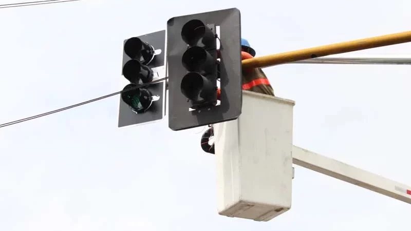 Semáforo é instalado na Avenida Torquato Tapajós após carreta destruir passarela em Manaus