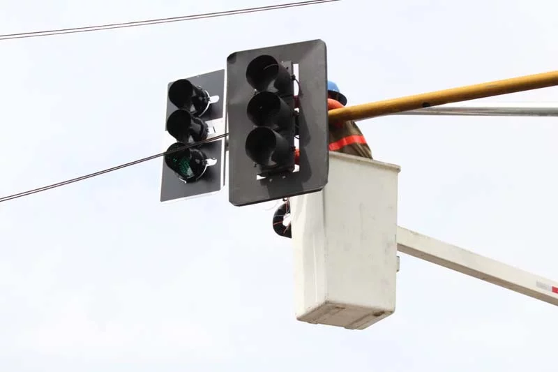 Semáforo é instalado na Avenida Torquato Tapajós após carreta destruir passarela em Manaus