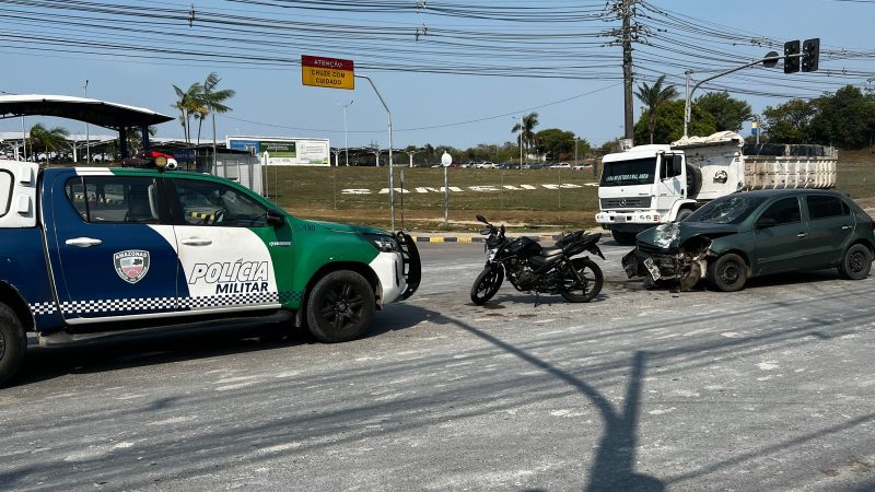 Motociclista fica gravemente ferido durante colisão com carro no Distrito Industrial