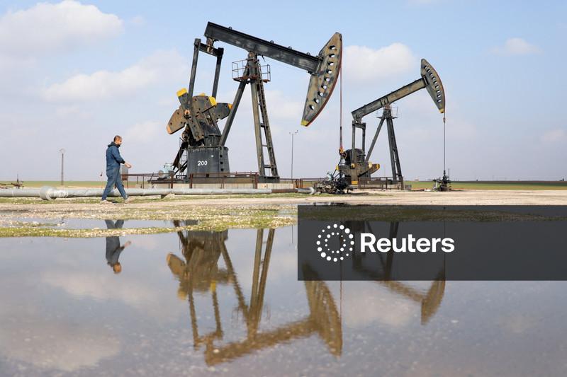 Petróleo fecha com alta de mais de 1% e registra maior ganho mensal desde março