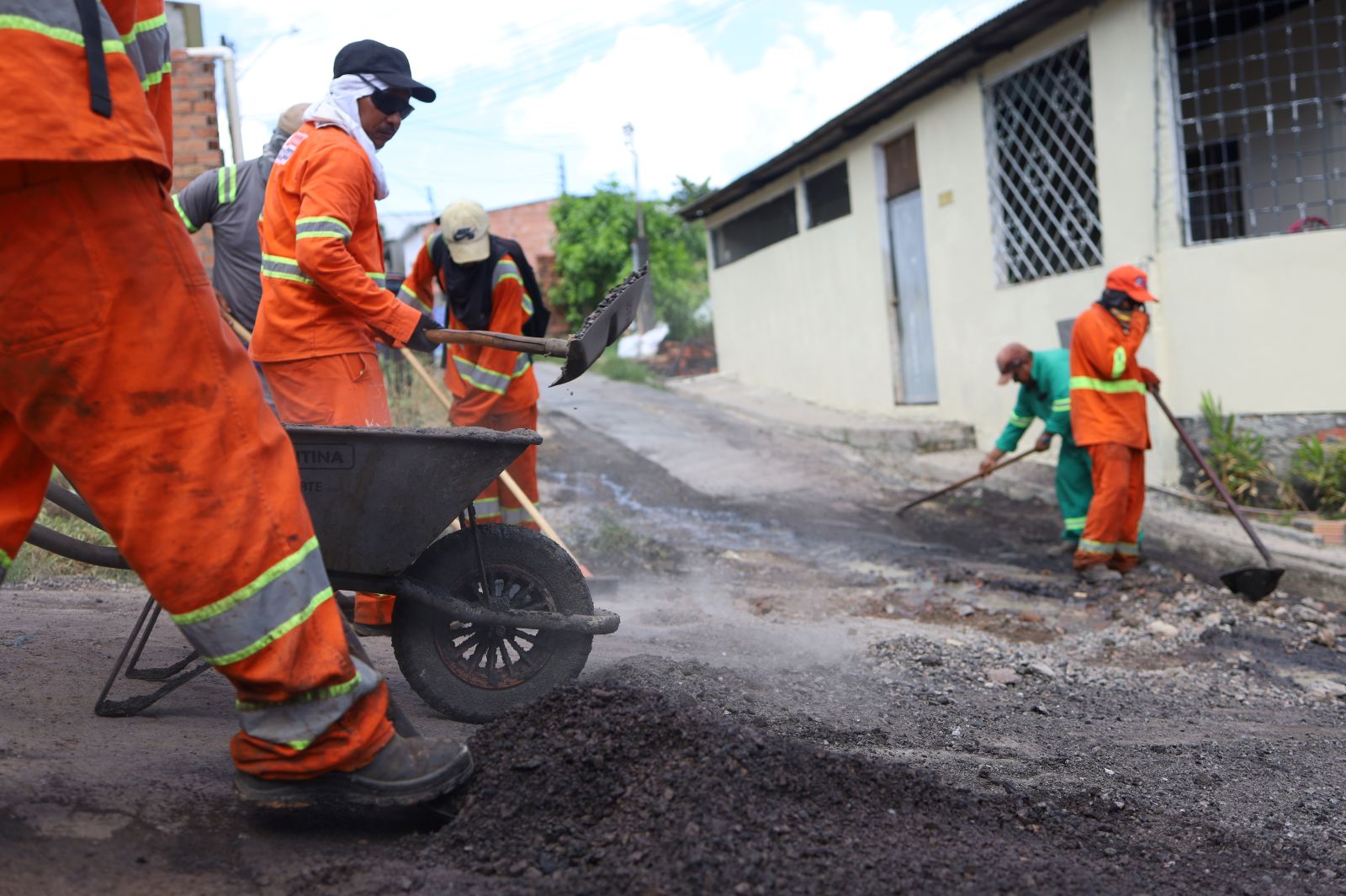 Prefeitura de Manaus intensifica operação ‘Tapa-Buracos’ com fresagem e recuperação asfáltica no bairro Cidade de Deus