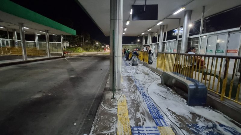 Prefeitura de Manaus realiza lavagem e higienização da Estação Santos Dumont para garantir mais conforto aos usuários
