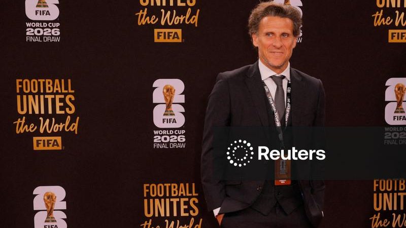 Uruguai contrata Forlán como técnico após fracasso na Copa do Mundo