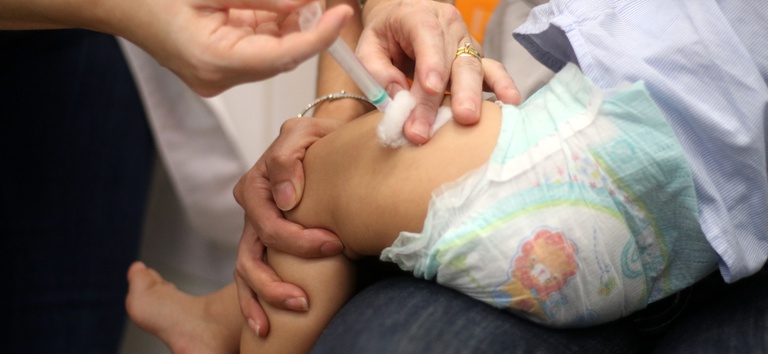 Vacinas, consultas e brincadeiras: veja como o SUS cuida dos primeiros anos de vida
