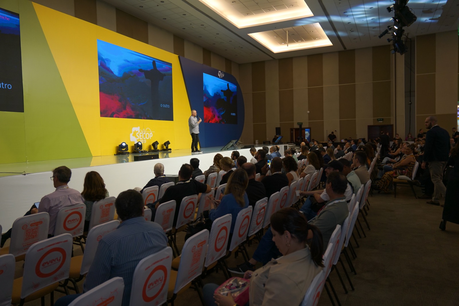 Servidores da Prefeitura de Manaus participam do 53º Secop e acompanham debates sobre inteligência artificial e governança digital