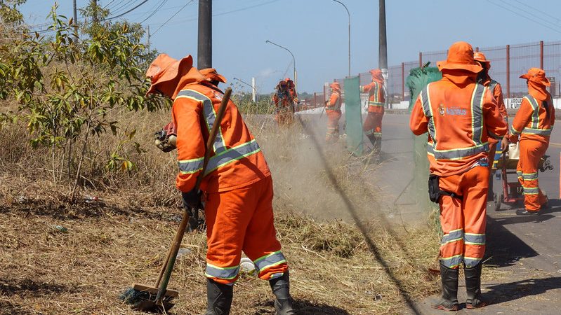 Prefeitura de Manaus intensifica mutirão de limpeza com aproximadamente 1.500 servidores nesta terça-feira