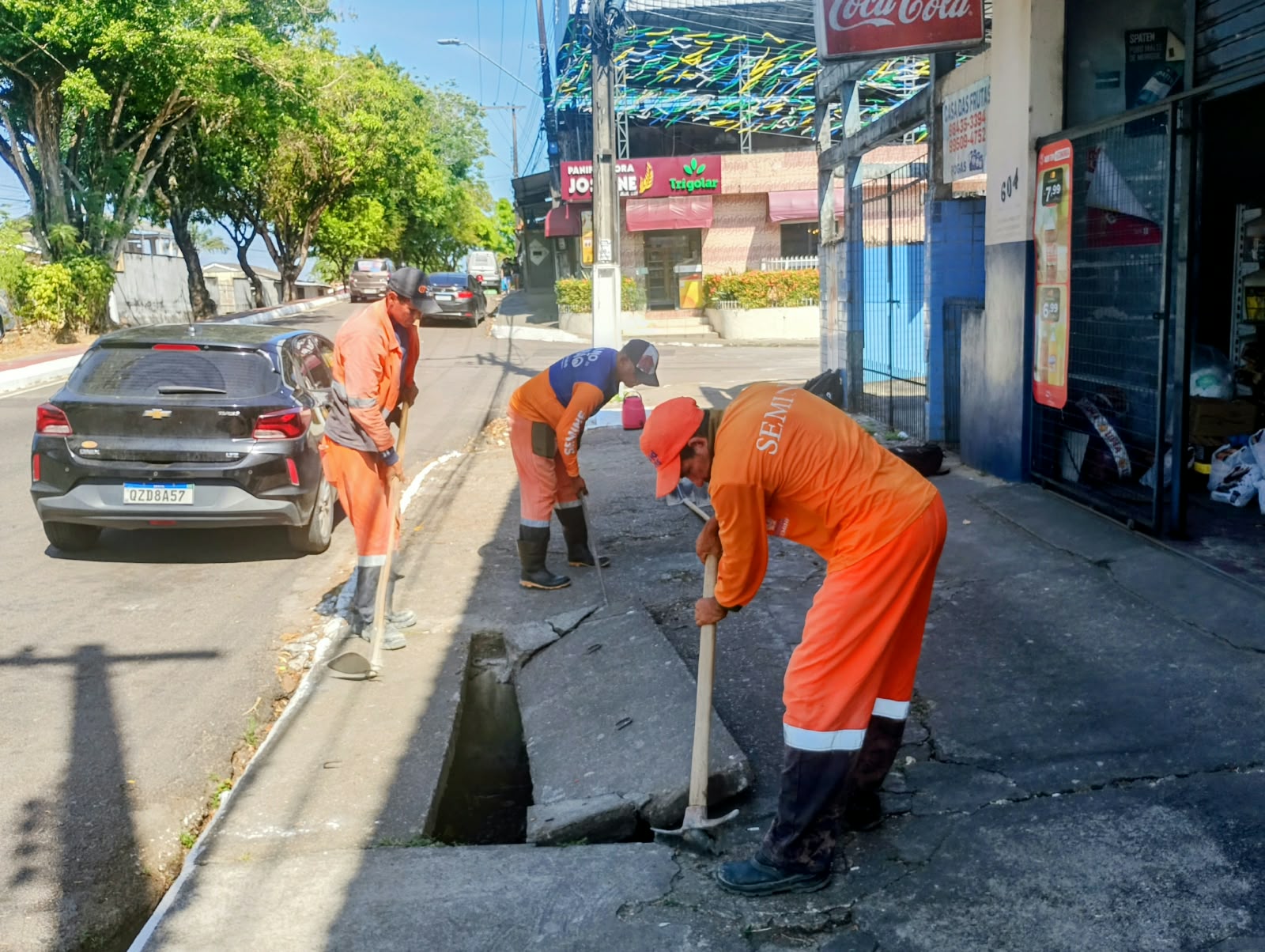 Prefeitura de Manaus recupera caixa coletora obstruída por descarte irregular de lixo no bairro Redenção