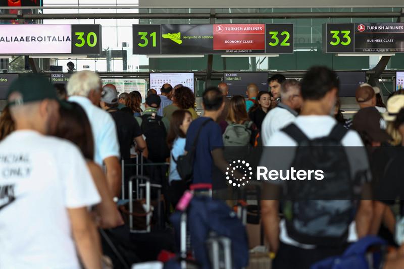 Erupção do Etna prolonga fechamento do aeroporto de Catânia, na Sicília, até sábado