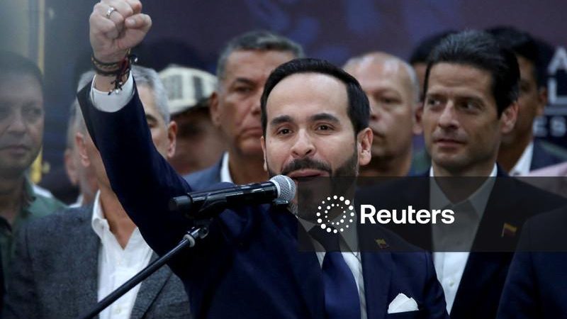 Abelardo De La Espriella, de direita, toma posse como novo presidente da Colômbia